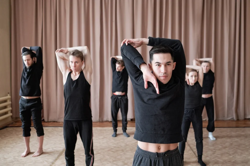 Calentamiento para danza: grupo de chicos haciendo ejercicios previos a la clase.