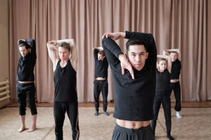Calentamiento para danza: grupo de chicos haciendo ejercicios previos a la clase.