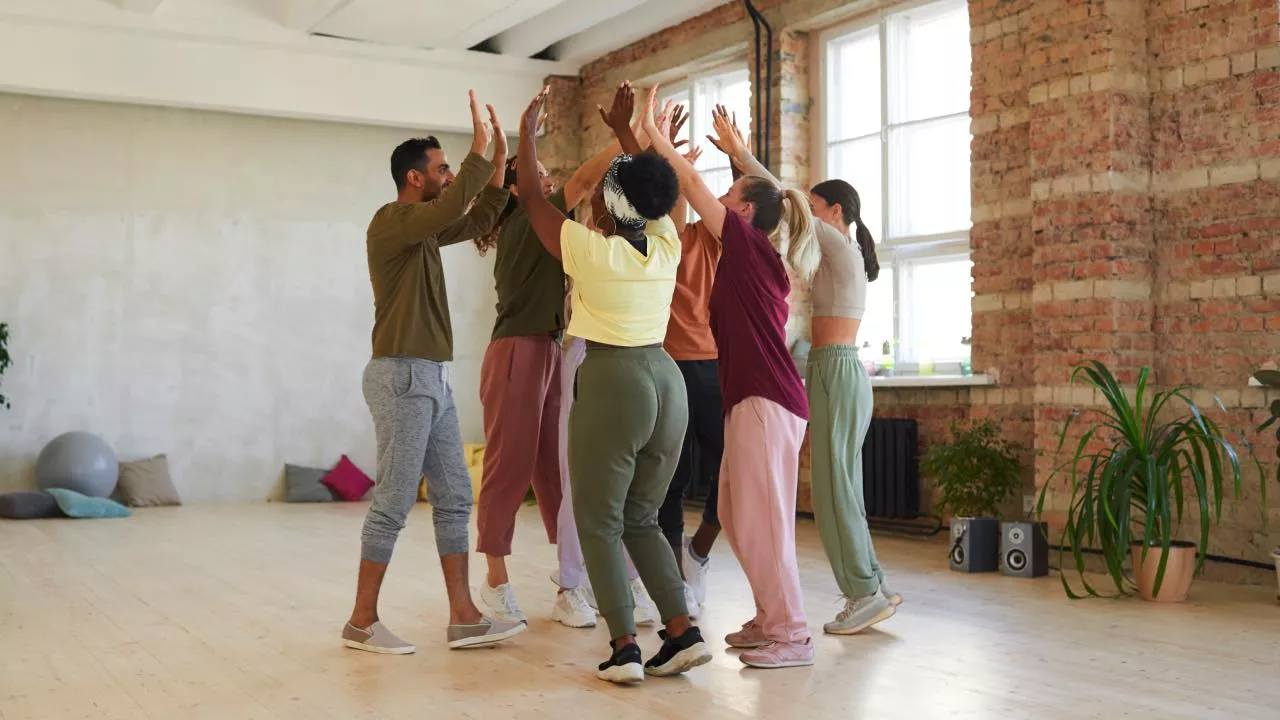 Persona bailando con expresión relajada y armoniosa, reflejando los beneficios terapéuticos de la danza.