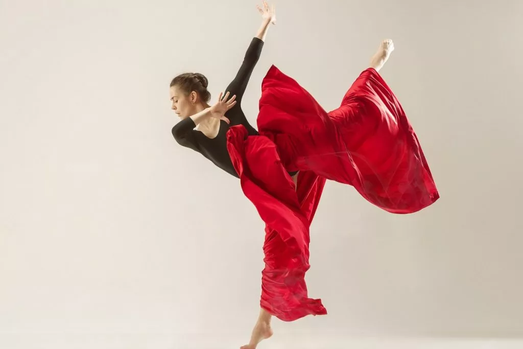 Bailarina ejecutando movimientos fluidos del método de danza contemporánea Release Technique, mostrando libertad y fluidez.