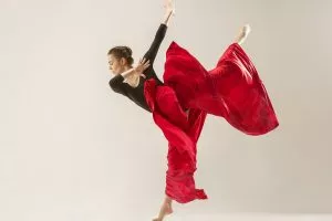 Bailarina ejecutando movimientos fluidos del método de danza contemporánea Release Technique, mostrando libertad y fluidez.