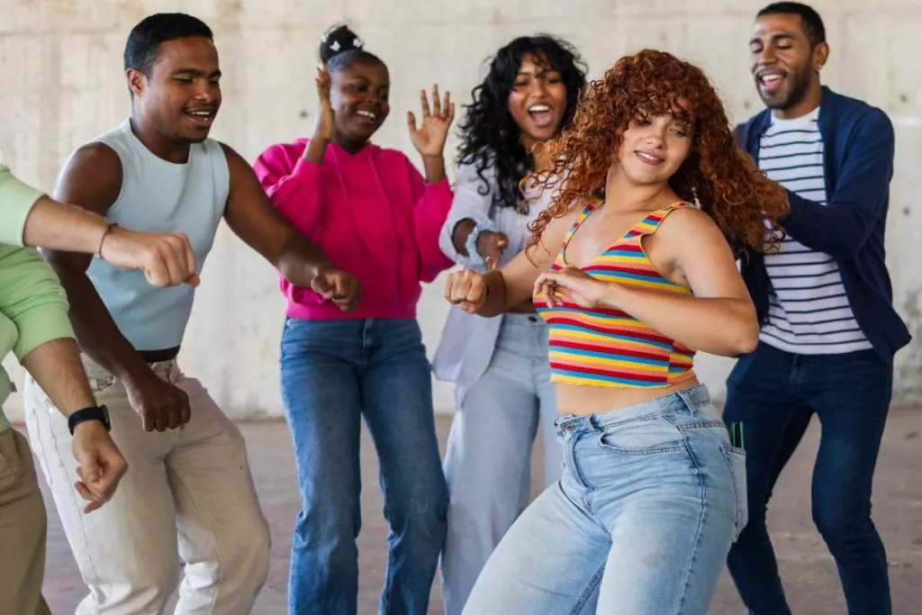 Danza para principiantes: grupo de chicos y chicas practicando lo aprendido en clase