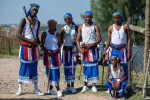 Orígenes de la danza: grupo de africanos de pie, simbolizando las raíces tradicionales del movimiento.