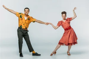 Historia y origen del teatro musical: pareja ensayando una coreografía escénica.