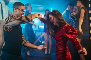 Los increíbles beneficios de la danza: grupo de personas bailando con energía y alegría.