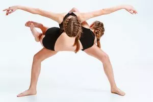 Bailarín ejecutando movimientos técnicos inspirados en el método Cunningham.