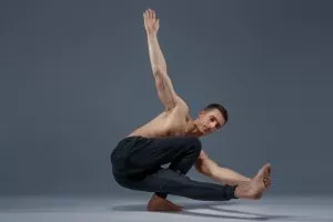 Chico practicando una postura del método de danza contemporánea Graham.