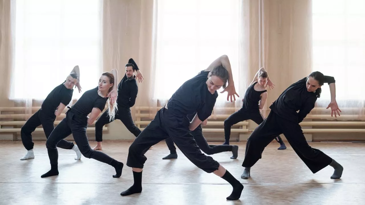 Varias chicas ejecutando movimientos fluidos y naturales del método de danza contemporánea Release Technique.