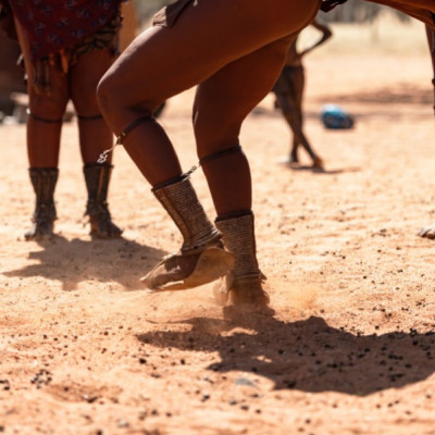 Aborigen bailando en un entorno natural, representando el origen de la danza en rituales y tradiciones ancestrales.