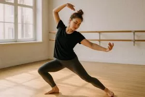 Danza como terapia antiestrés: chica realizando movimientos relajados y fluidos.