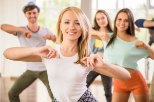 15 motivos para practicar danza: grupo de alumnos en plena actividad, disfrutando del movimiento.