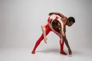 Historia y origen de la danza contemporánea: bailarina realizando un movimiento expresivo y libre.