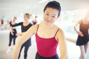 Grupo de señoras en clase de danza contra el Alzheimer