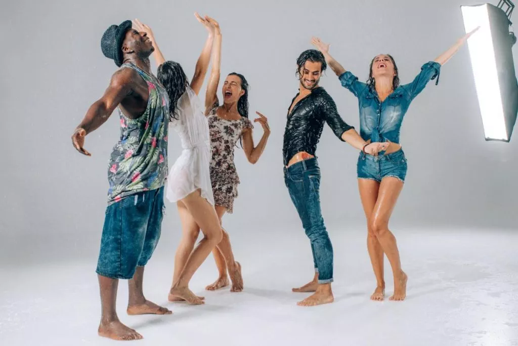 Persona bailando para liberar ansiedad y reducir el estrés.
