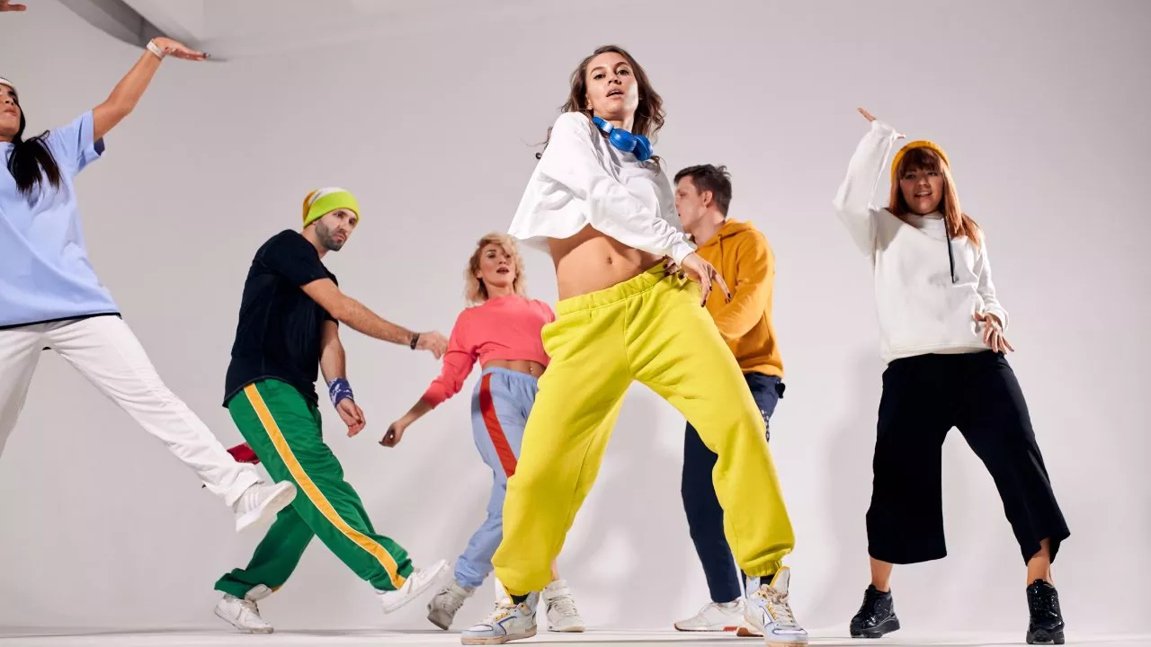 Grupo de chicos bailando con energía como forma de combatir la depresión.