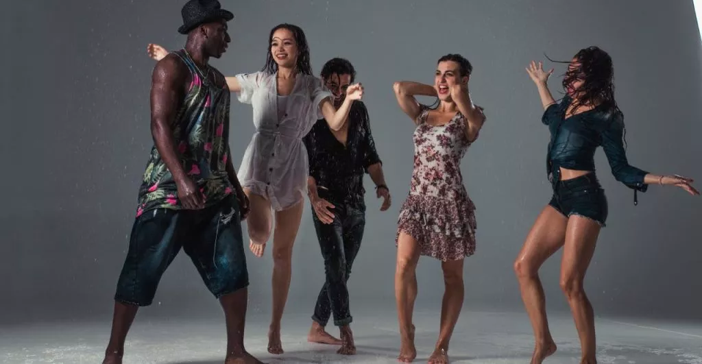 Varias personas bailando diferentes estilos de baile, mostrando la diversidad de las danzas del mundo