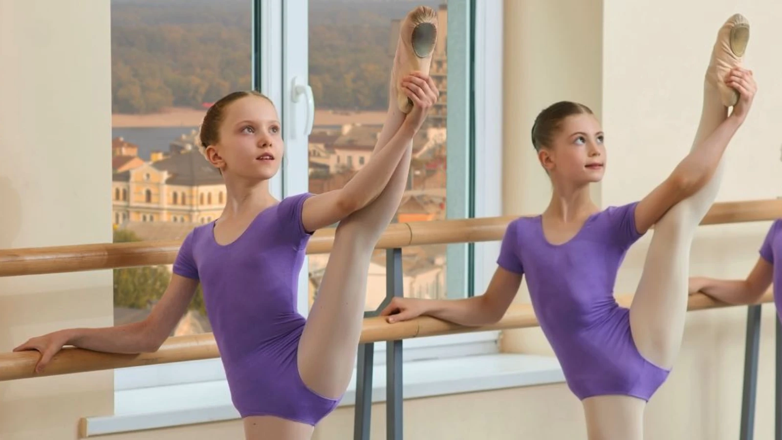 Niñas realizando ejercicios en clase de ballet clásico.