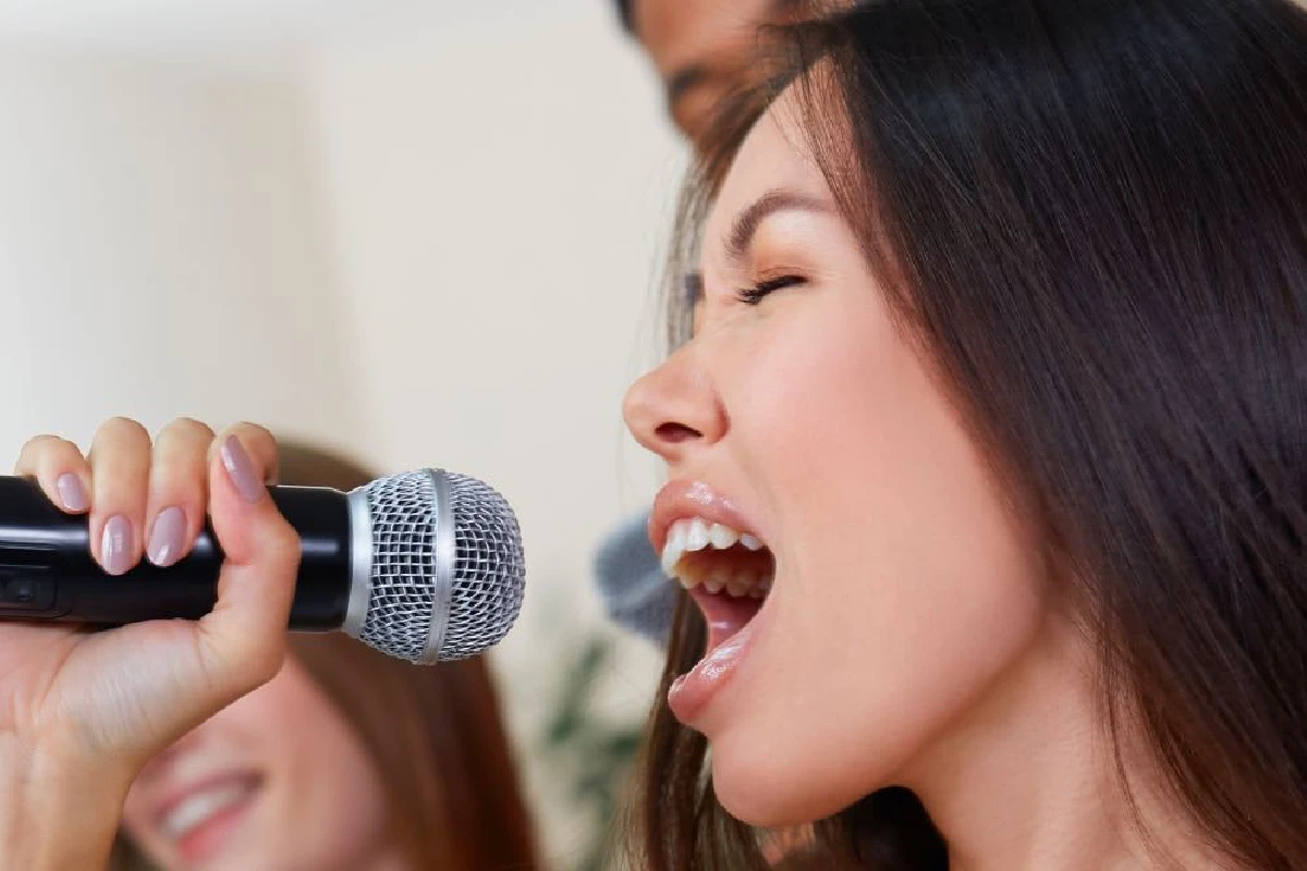 Canto adultos: grupo de personas participando en una clase de canto para adultos.